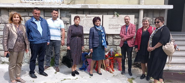 Цвета Караянчева и Никола Чанев поднесоха цветя пред паметните плочи на загиналите фронтоваци