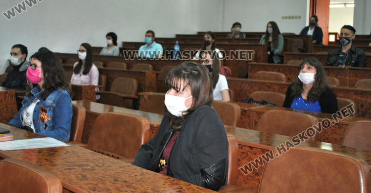 УНСС-Хасково награди изявени студенти и ученици в конкурс за есе