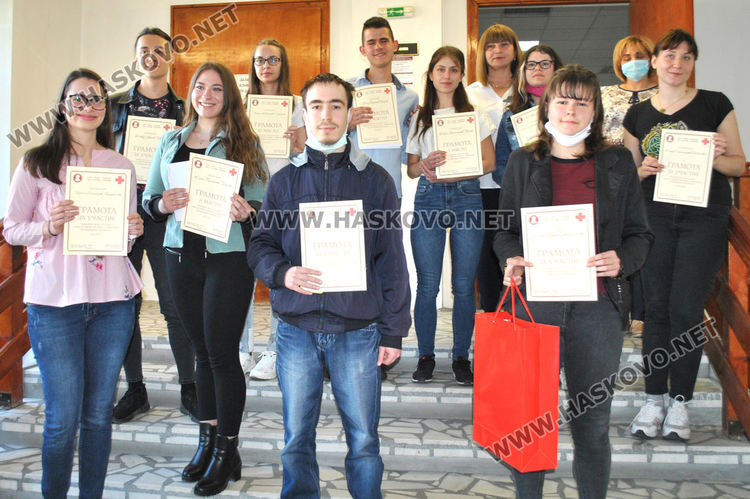 УНСС-Хасково награди изявени студенти и ученици в конкурс за есе