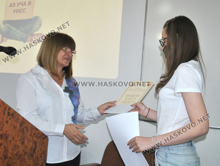 УНСС-Хасково награди изявени студенти и ученици в конкурс за есе