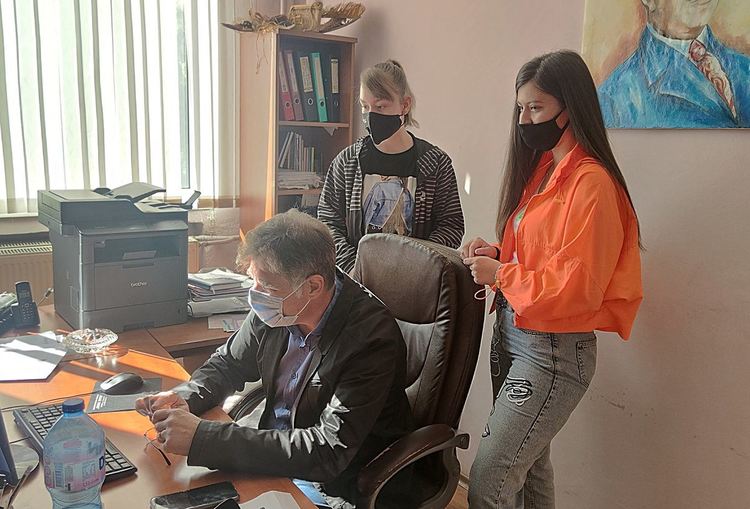 Гимназисти от ФСГ „Ат. Буров" смениха ръководството и учителите си в деня на ученическото самоуправление