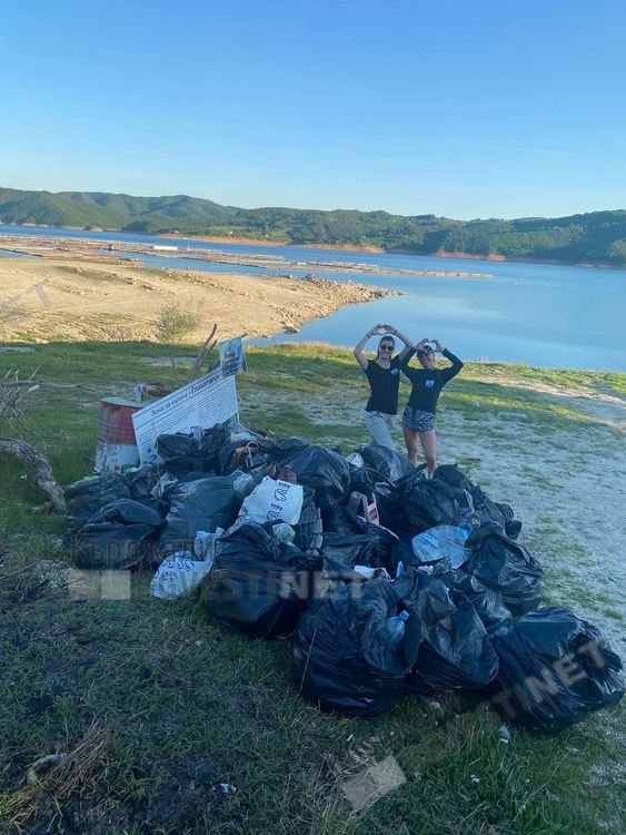 Доброволци почистиха брега на яз.”Кърджали” при зоната за отдих „Главатарци” след призив в социалните мрежи