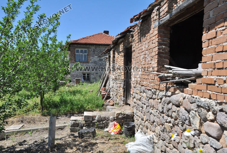 Младеж намери корозирала бомба в плевня в с.Светлина