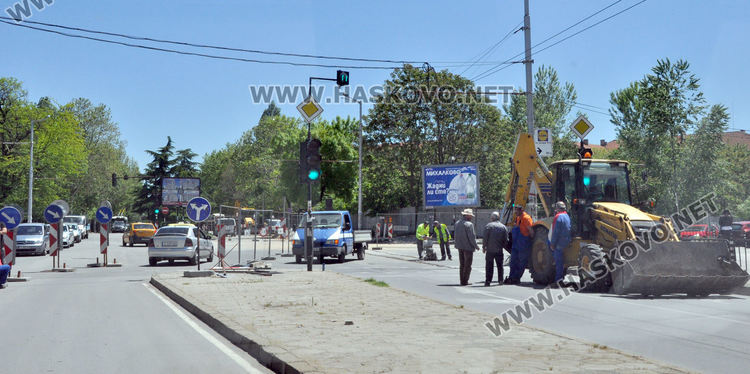 Удължиха затворения участък по &bdquo;Съединение&ldquo; заради ремонта по водопровода, яки задръствания по обед