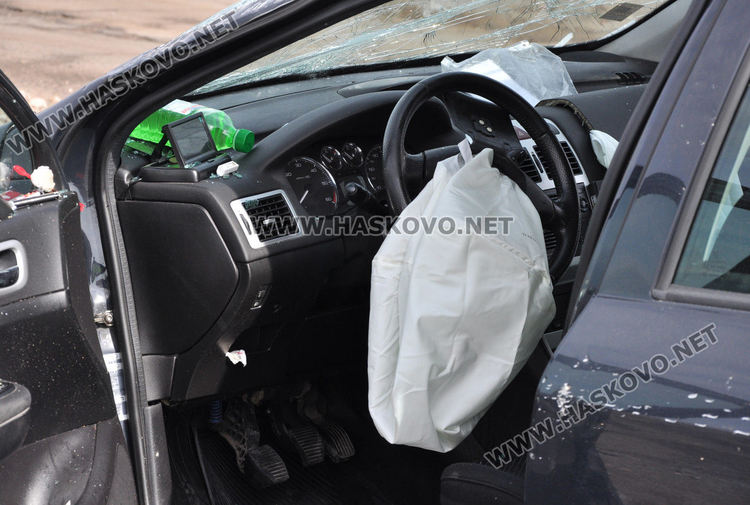 Младеж е с опасност за живота след като самокатастрофира и избяга от произшествието