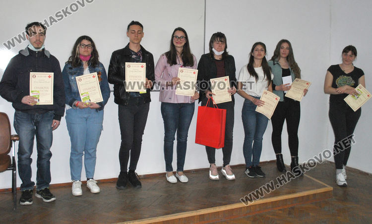 УНСС-Хасково награди изявени студенти и ученици в конкурс за есе
