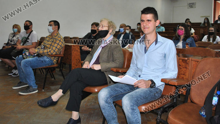 УНСС-Хасково награди изявени студенти и ученици в конкурс за есе