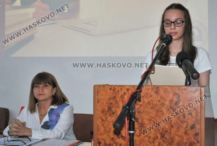 Мануела Стратиева (вдясно)