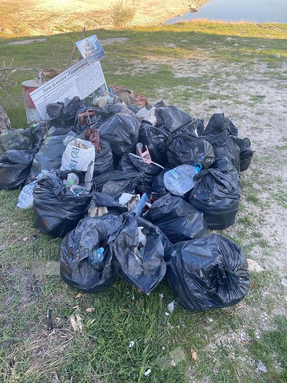 Доброволци почистиха брега на яз.”Кърджали” при зоната за отдих „Главатарци” след призив в социалните мрежи