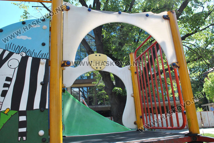 Счупиха люлка в детска площадка в центъра на Хасково