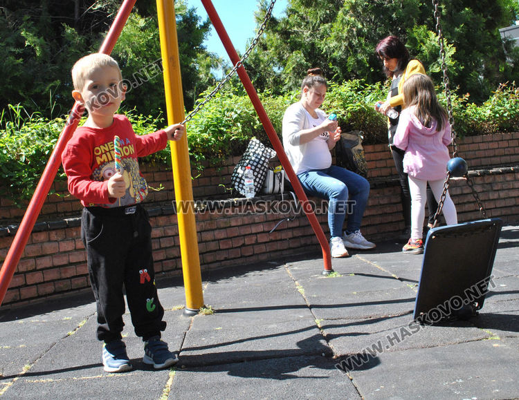 Счупиха люлка в детска площадка в центъра на Хасково