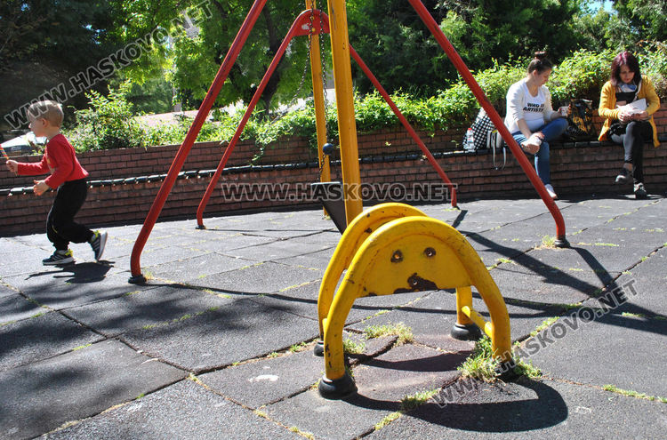 Счупиха люлка в детска площадка в центъра на Хасково