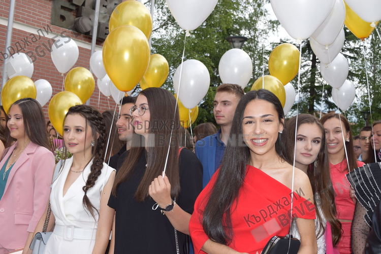 Абитуриентите в Кърджали се стягат за балове, връщат се към традицията