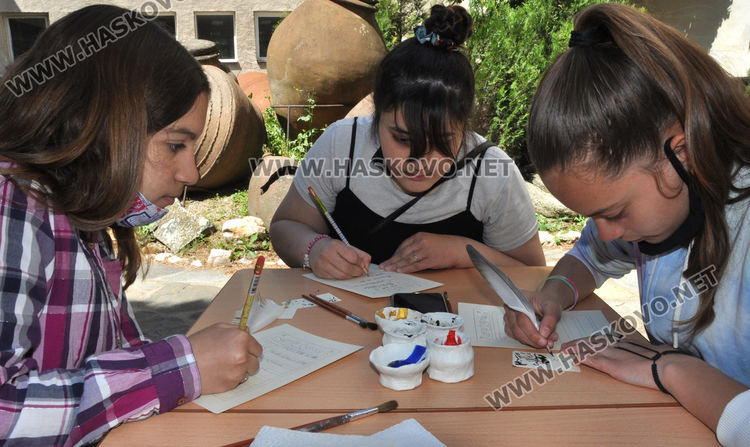 Шестокласници с ръкопис на глаголица на патронния си празник