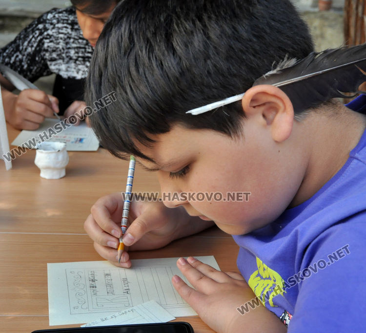 Шестокласници с ръкопис на глаголица на патронния си празник