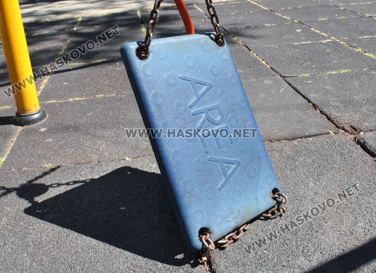 Счупиха люлка в детска площадка в центъра на Хасково