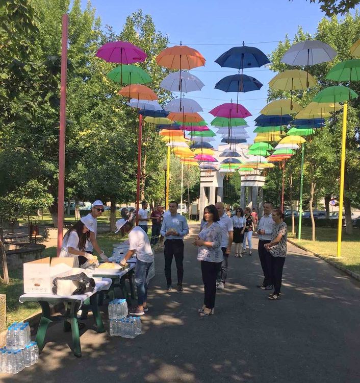 Мекици за деня Арифе раздават от ДПС в Момчилград     
