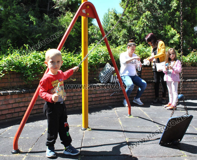 Счупиха люлка в детска площадка в центъра на Хасково