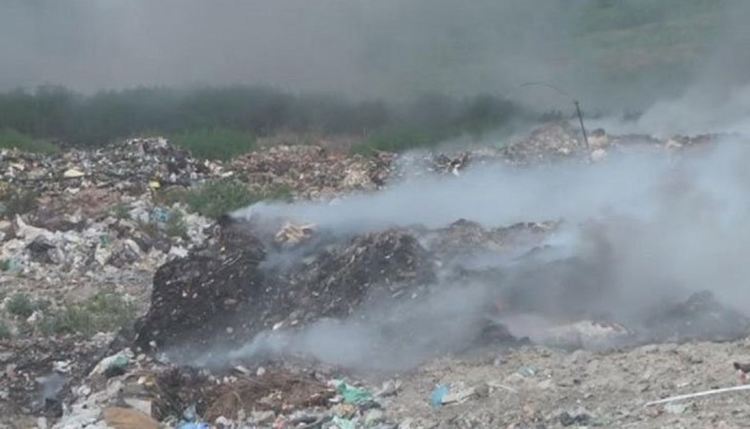 Горяха отпадъци в промишлената зона на Доспат