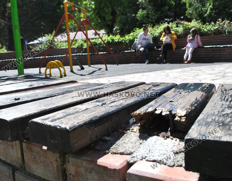 Счупиха люлка в детска площадка в центъра на Хасково