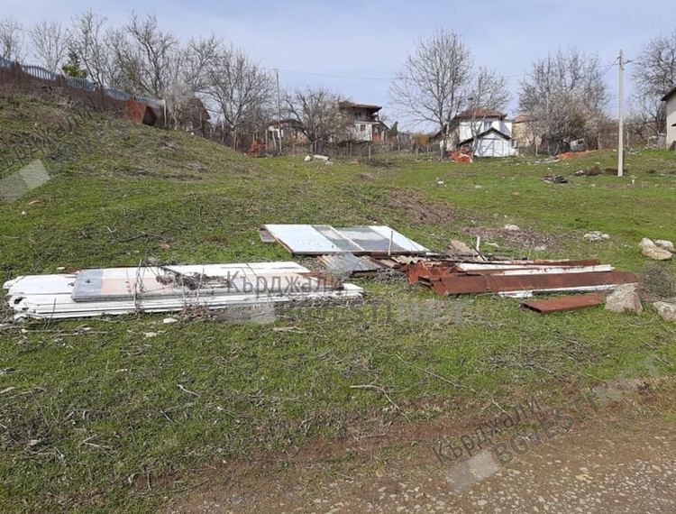 Читател на Кърджали бг вести: Обезобразиха защитена местност при Гняздово!