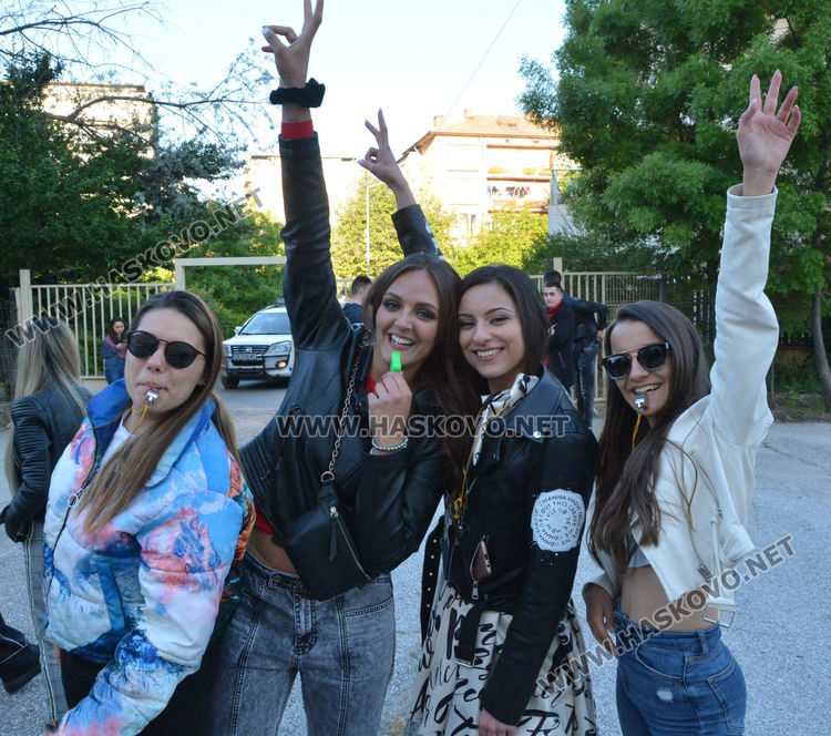 Абитуриенти от Хасково извиха хора в дворовете на Езиковата и ПМГ