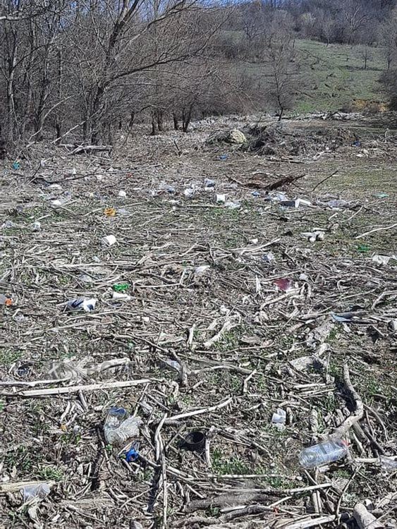 Читател на Кърджали бг вести: Обезобразиха защитена местност при Гняздово!