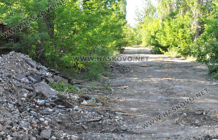 Разрушават опасни постройки в бившата казарма в Хасково