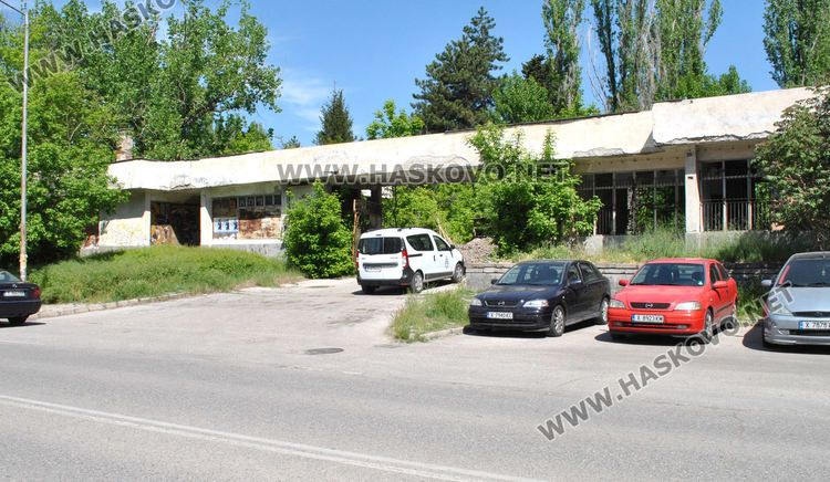 Разрушават опасни постройки в бившата казарма в Хасково