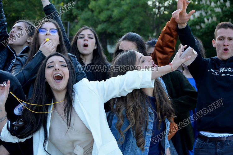 Абитуриенти от Хасково извиха хора в дворовете на Езиковата и ПМГ