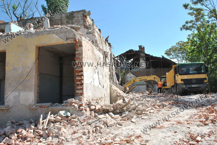 Разрушават опасни постройки в бившата казарма в Хасково