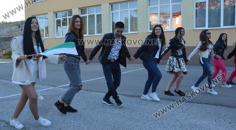 Абитуриенти от Хасково извиха хора в дворовете на Езиковата и ПМГ