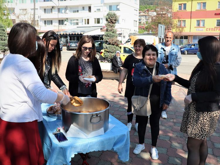 Младежко ДПС с вкусни мекици и бонбони в Деня „Арефе“ в Ардино