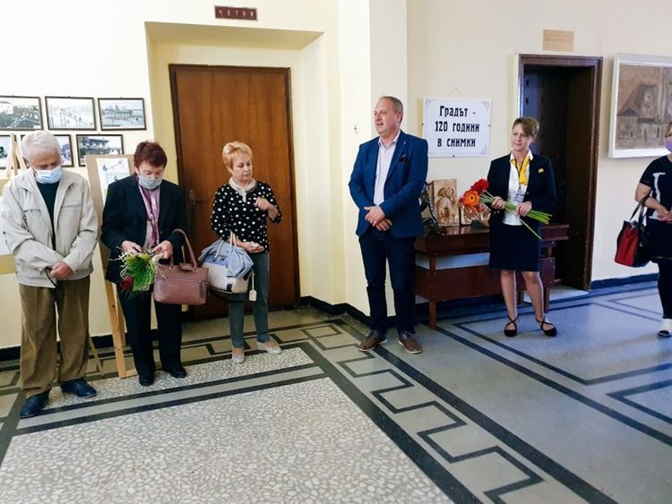 Откриха традиционната майска изложба на първомайските художници