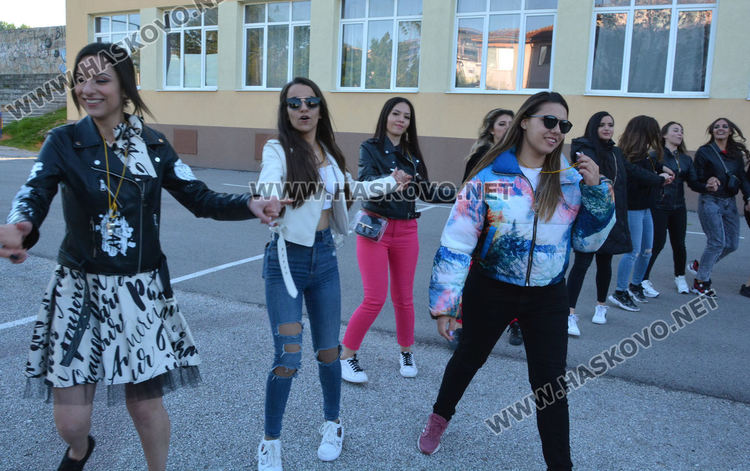 Абитуриенти от Хасково извиха хора в дворовете на Езиковата и ПМГ
