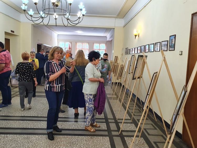 Откриха традиционната майска изложба на първомайските художници