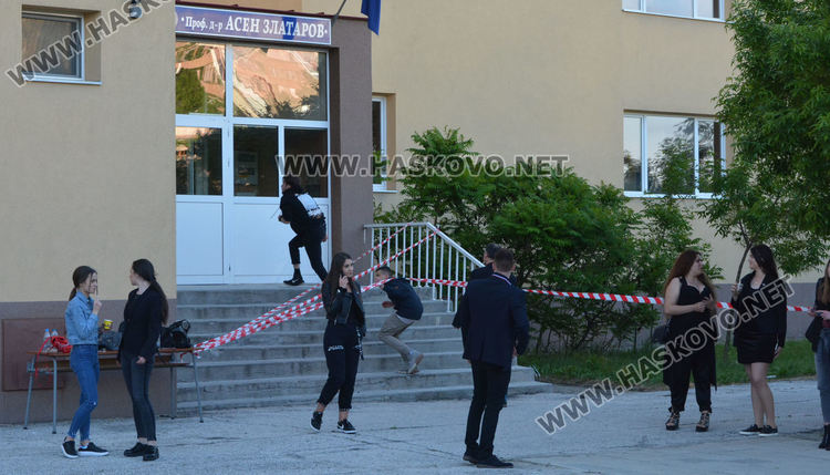 Абитуриенти от Хасково извиха хора в дворовете на Езиковата и ПМГ