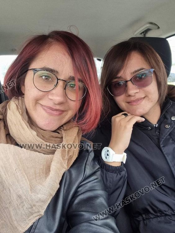 Хамдегюл /вляво/ и сестра й Ейшегюл