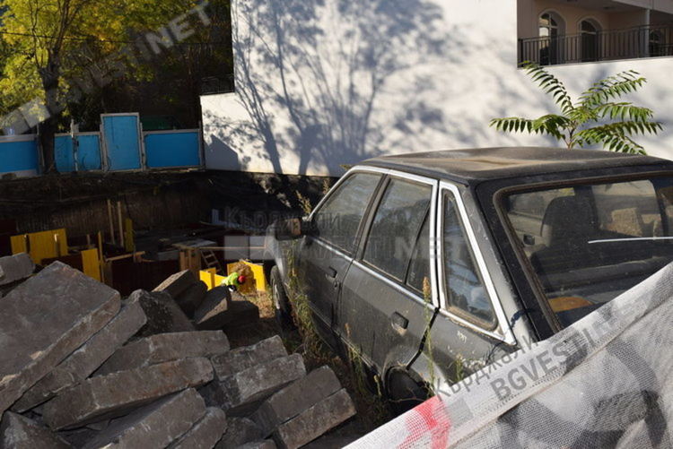 Общината със спешни мерки за премахване на изоставените автомобили,  освобождават места за паркиране