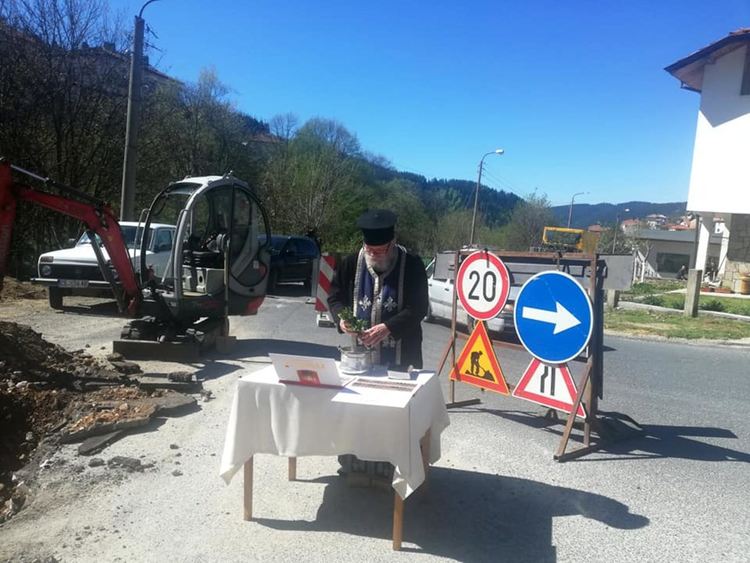 Стартира строителството на 40 метра подпорна стена в Момчиловци