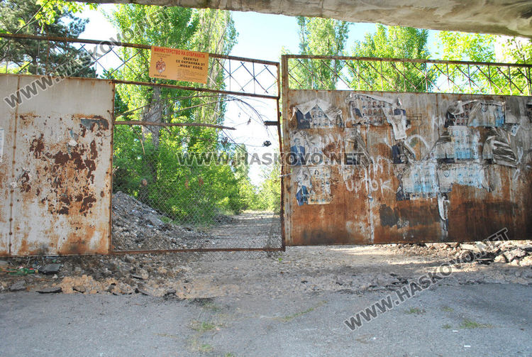 Разрушават опасни постройки в бившата казарма в Хасково