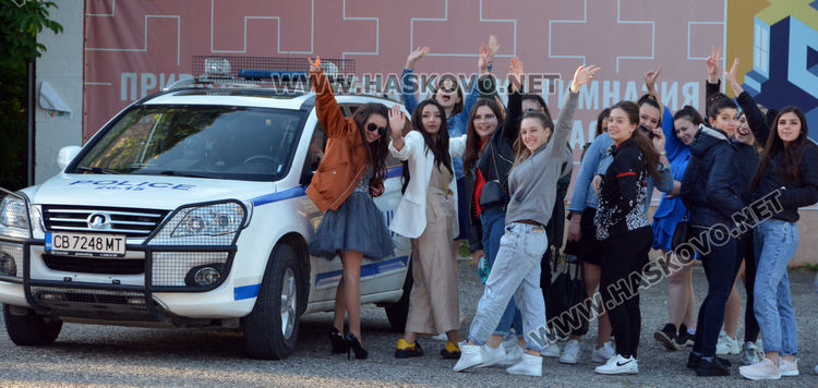 Абитуриенти от Хасково извиха хора в дворовете на Езиковата и ПМГ