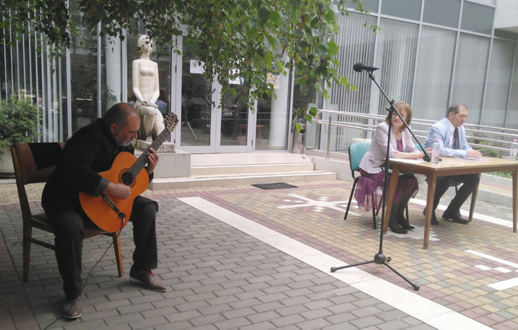 „Наблизо има светлина” на Хубен Стефанов свети в мрака на непознаваемото