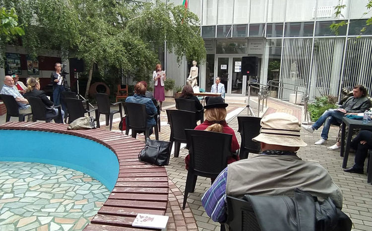 „Наблизо има светлина” на Хубен Стефанов свети в мрака на непознаваемото