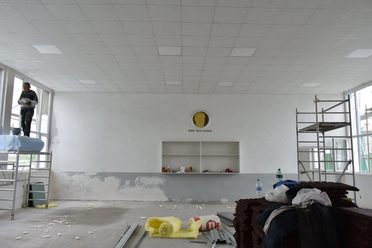 Усилено върви ремонтът на щанги залата "Иван Веселинов" (снимки)