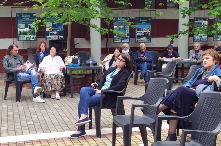 „Наблизо има светлина” на Хубен Стефанов свети в мрака на непознаваемото