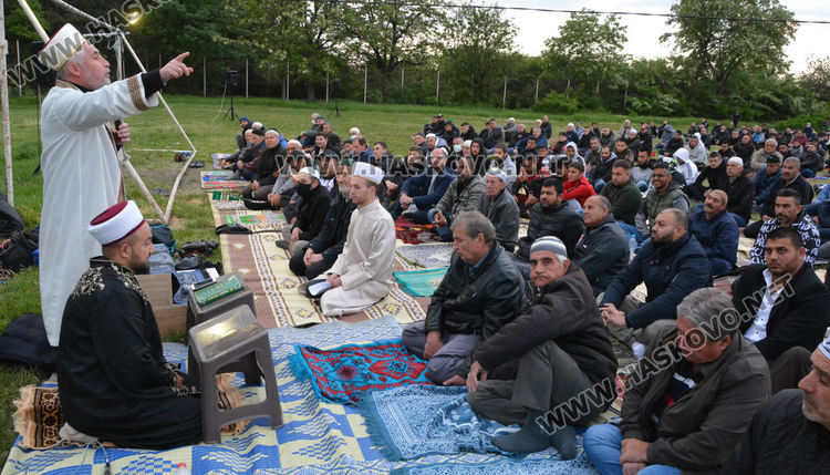 За втора година намазът за Рамазан Байрам на открито на Ямача