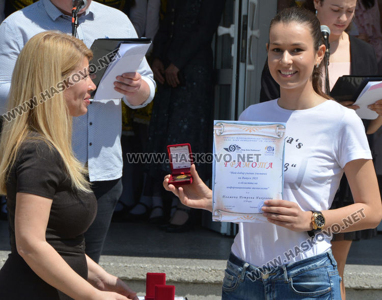 Гергана Петрова награждава Пламена Николова