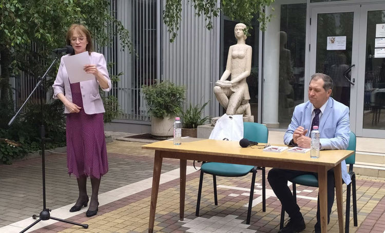 „Наблизо има светлина” на Хубен Стефанов свети в мрака на непознаваемото