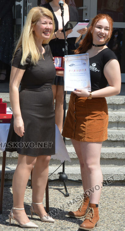 Петя Иванова /вляво/